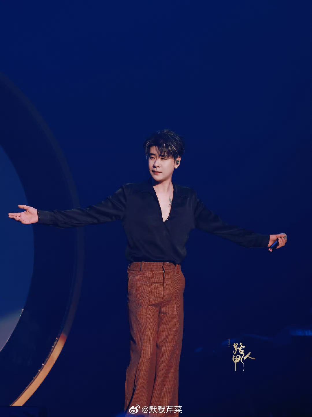 张云雷   我说，还没想好签售会跟张云雷说什么有人提议，让我跟张云雷说，我为了见