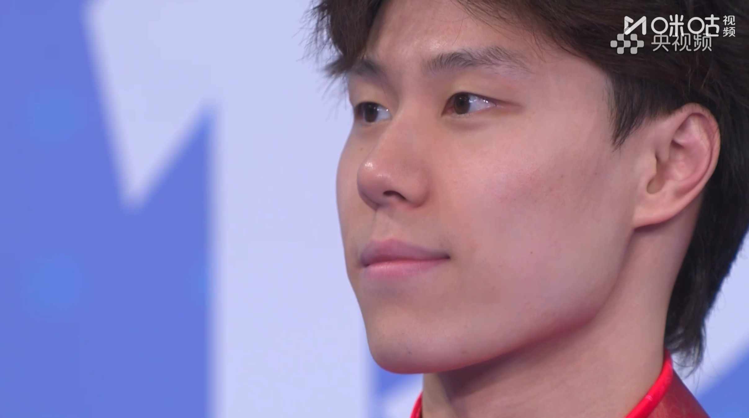 发一个覃海洋颁奖图覃海洋这种坚定的眼神好帅啊！不愧是蛙王！ 