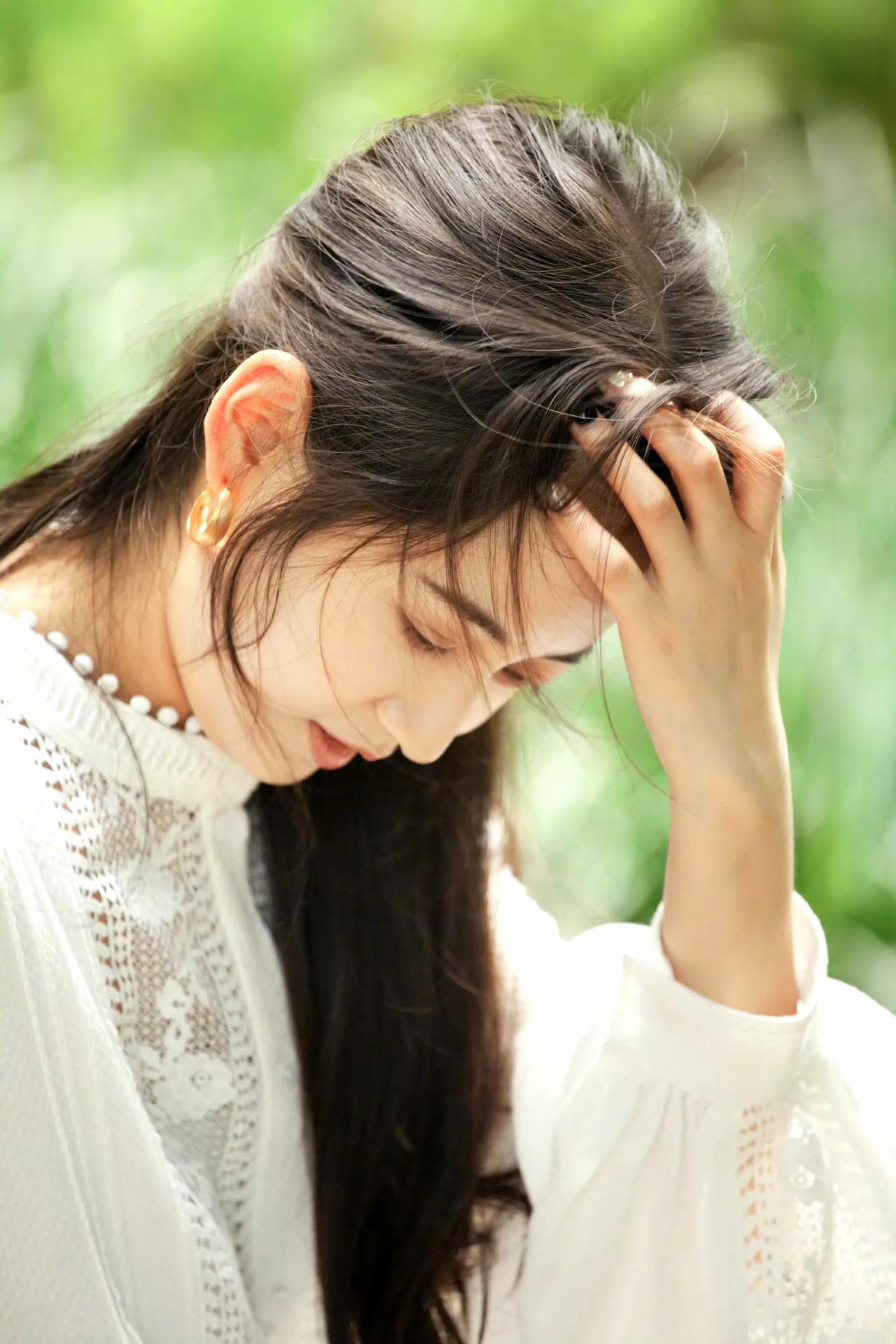 白衣长发尽显温柔 [心]
陈钰琪 娱乐