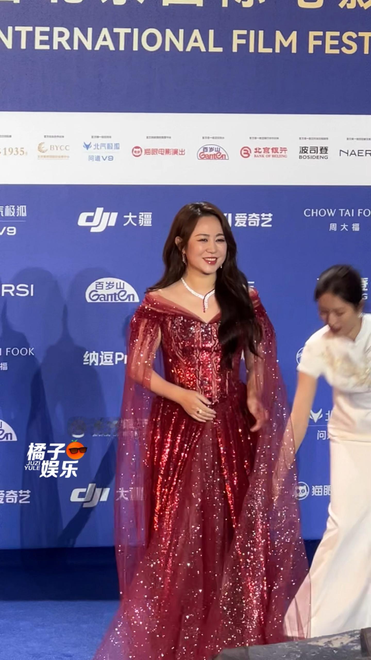 马丽闪亮登场马丽红色闪片礼服