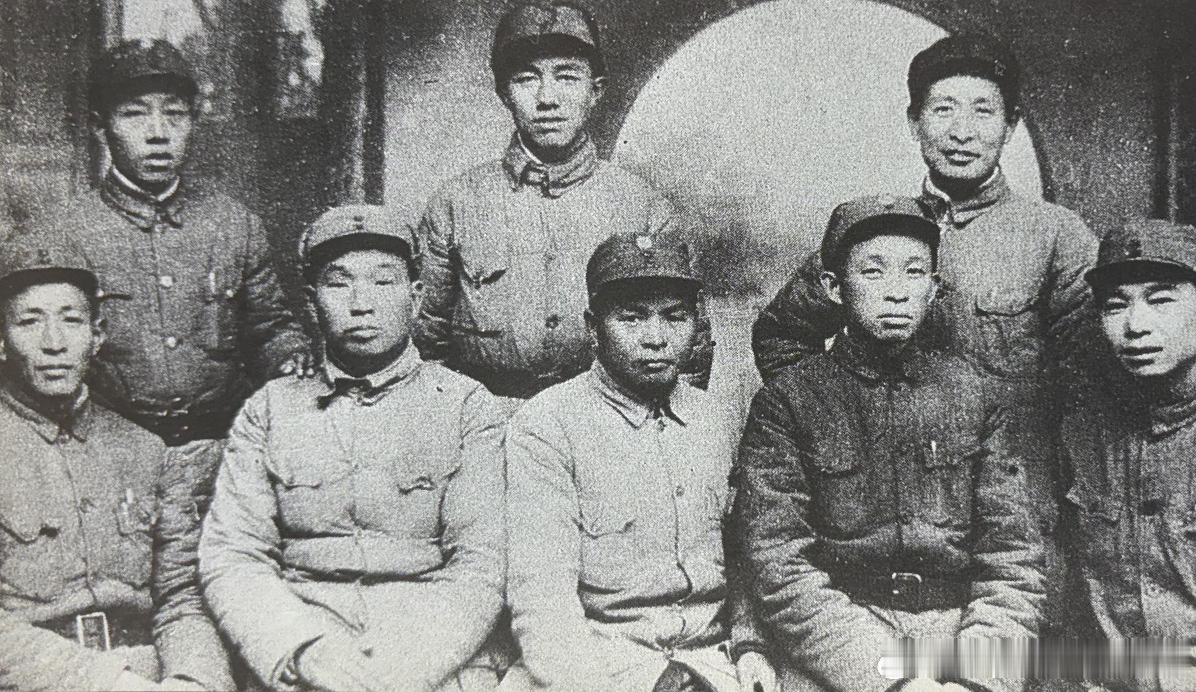 1941年冬在华中党校，前排左起张震东、刘先胜、王集成、王必成、姬鹏飞，后排左起