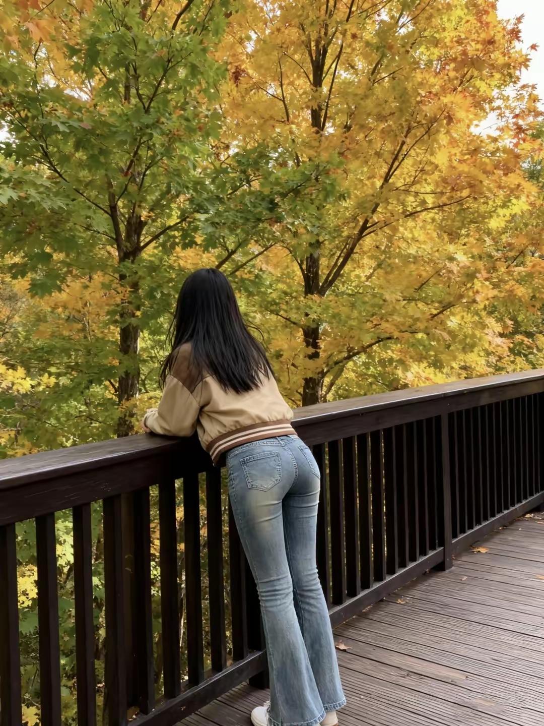 秋叶落尽处，倚栏思悠长。