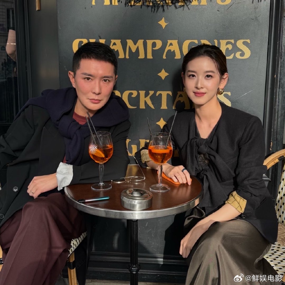 刘冲晒与章泽天合照刘冲晒与章泽天合照章泽天刘冲合照