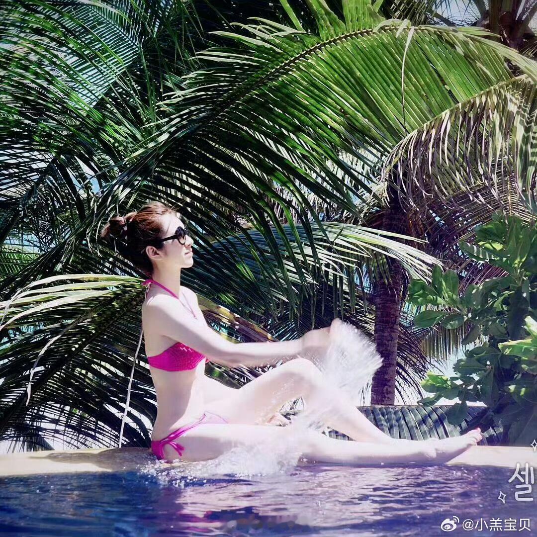 王晓晨泳装好凸出啊 