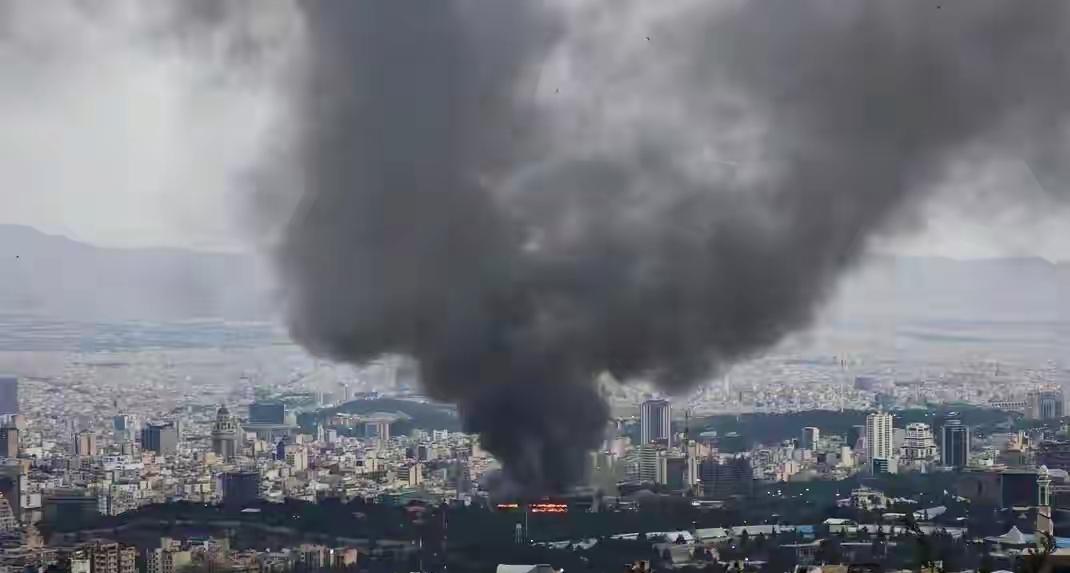 16轮饱和打击！伊朗无人机把千亿反导炸成废铁，撕碎美军“神话”