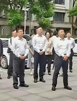 【主角出现了】
他是中间人？女主角真的太惨了
