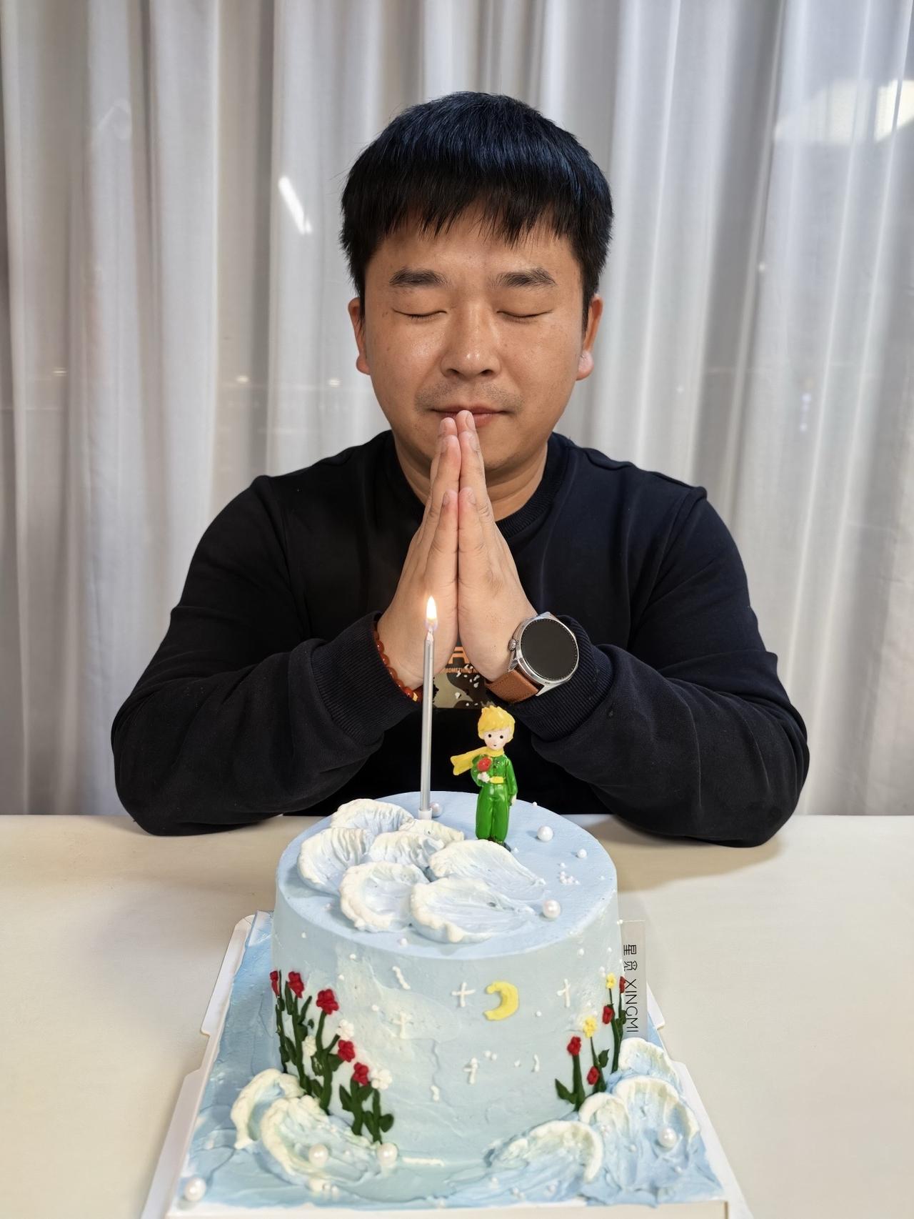 本想发圈纪念一下，结果工作到深夜，一看0点02分，

那就祝我昨天生日快乐吧。在