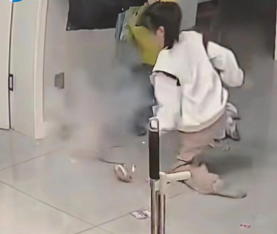 这孩子以后能成大事！3月18日，在山西，一个小女孩正在客厅玩玩具，突然，玩具燃起