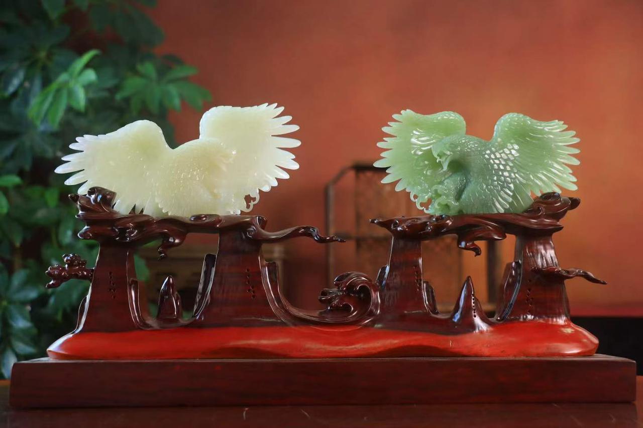 对·〈晴水·赢天下·摆件〉

收藏精品❤和田玉晴水鹰，俏色巧雕，质地细腻 。手感