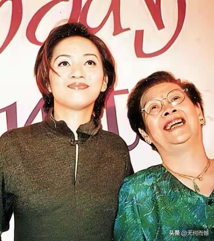 梅艳芳虽然已经离世这么多年了，但是她的老母亲还健在，老母亲已经102岁了，生活保