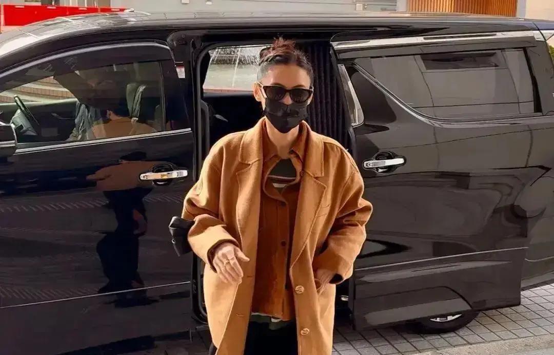 港圈又爆瓜！张柏芝被追1276万片酬，原告律师一句“合约是坑”直接冲上热搜。
 