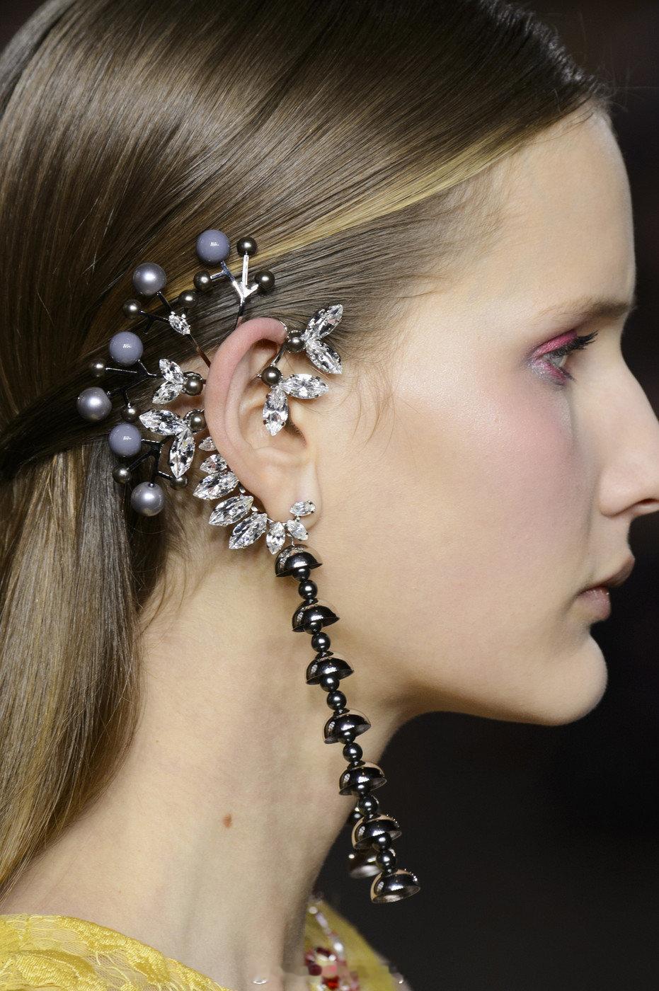 Details • 一眼心动的仙气耳饰✨来自华贵耀眼的 Georges Hobe