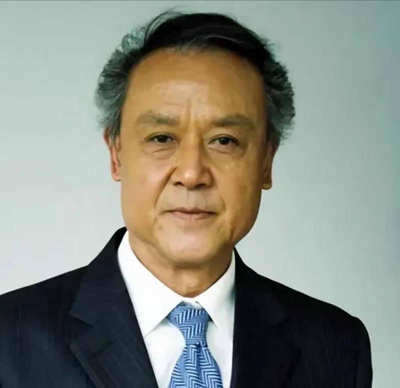 达式常，年轻时是我们的偶像，年老了是我们的楷模，他不仅有好的颜值，更有好的品质！