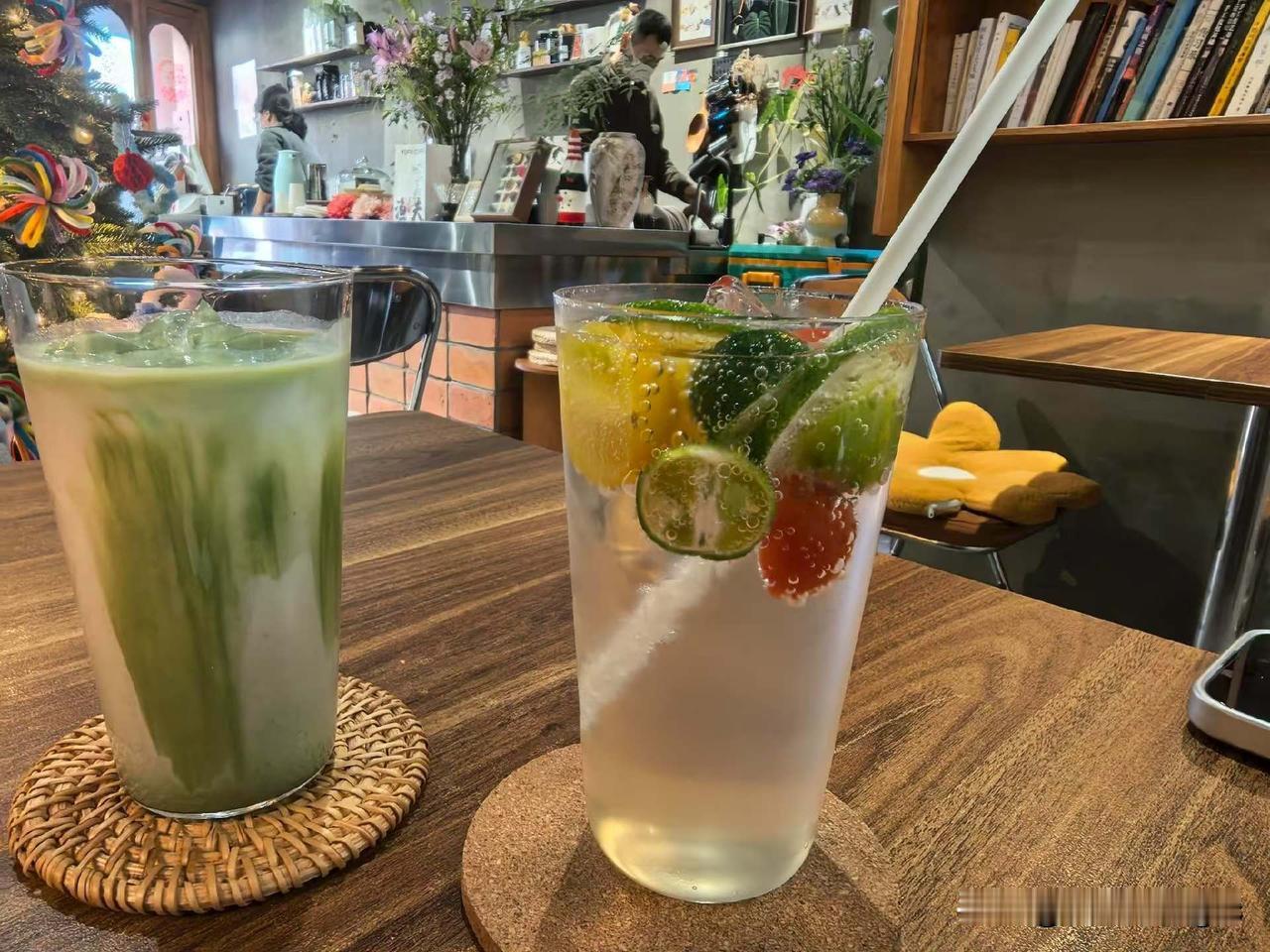 条友发文充满爱，
交流共进常问候，
缘分上天巧安排。
今日头条天天见，
八方来财