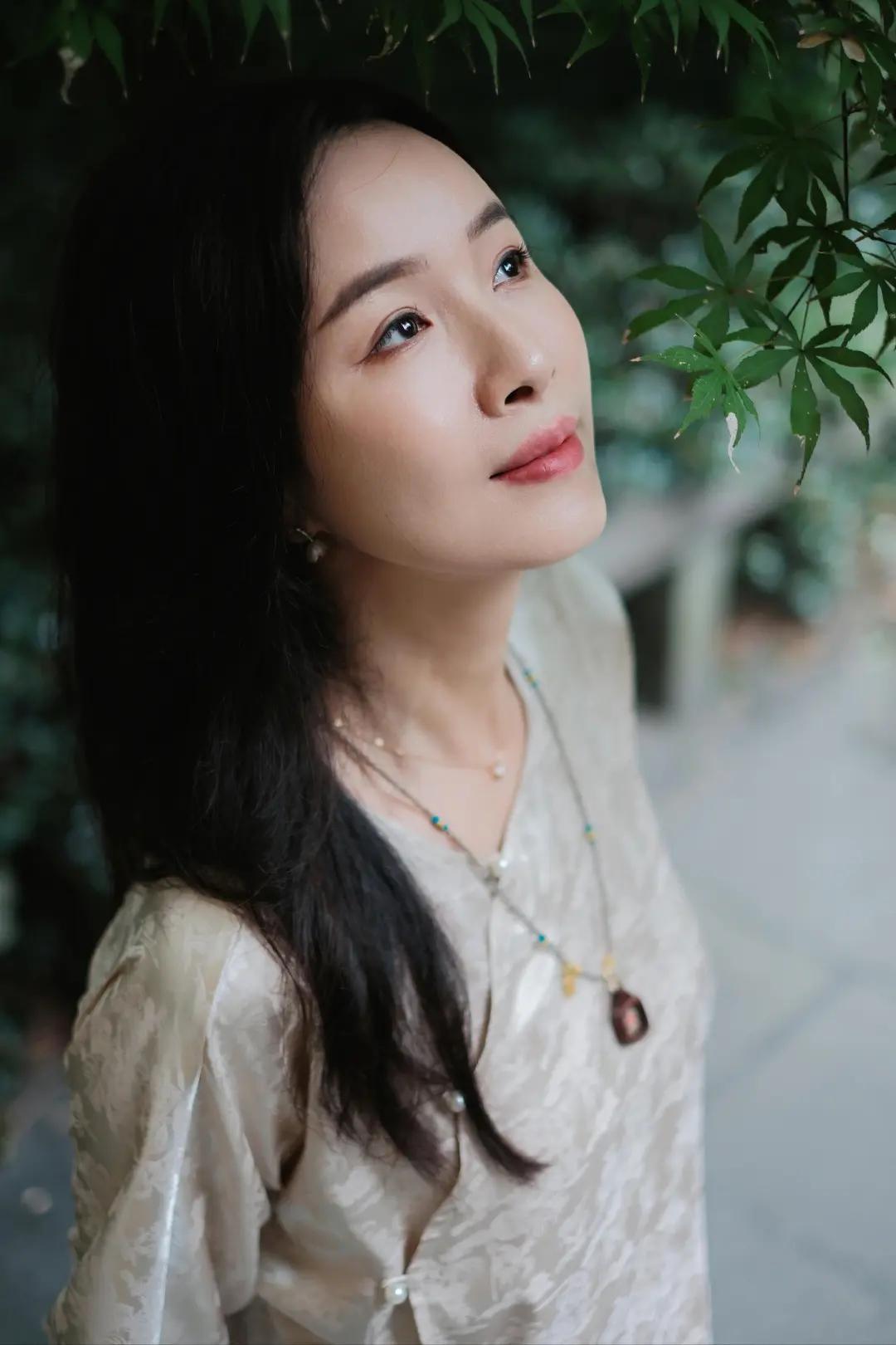 绿皮火车上的秘密：一个陌生女人，改变了我的命运

绿皮火车在铁轨上摇晃着，发出有