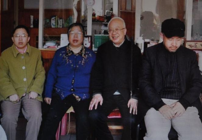 1990年，49岁的核武器研制专家魏世杰退休，带着妻儿返回家乡。没想到，妻子和女