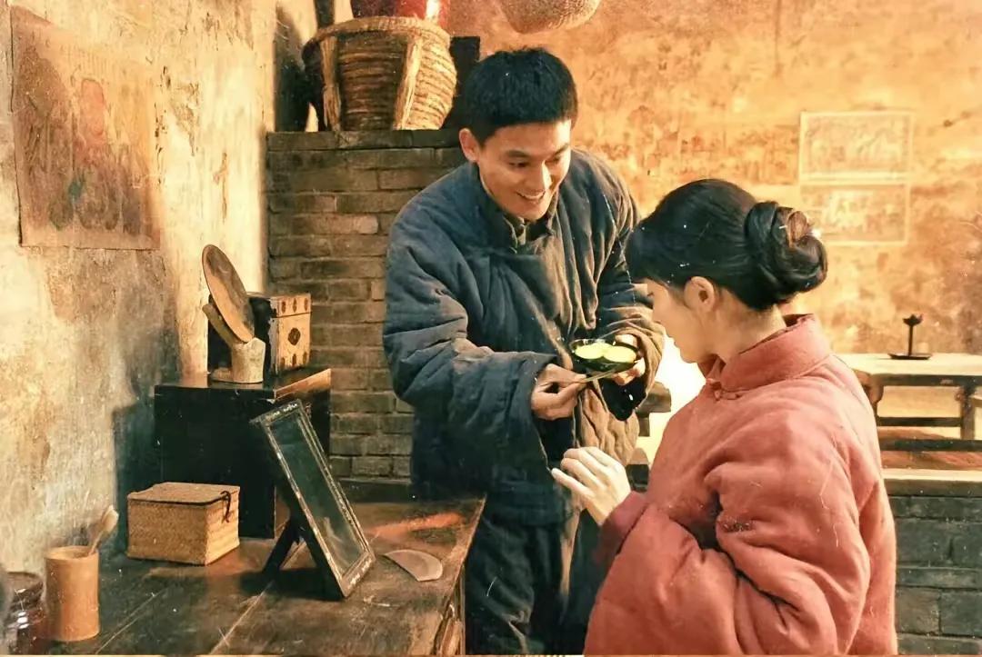 终于有影视剧演这么具体的盼“春”了。
大脚拿着萝卜让绣绣咬，这叫“咬春”，消食防