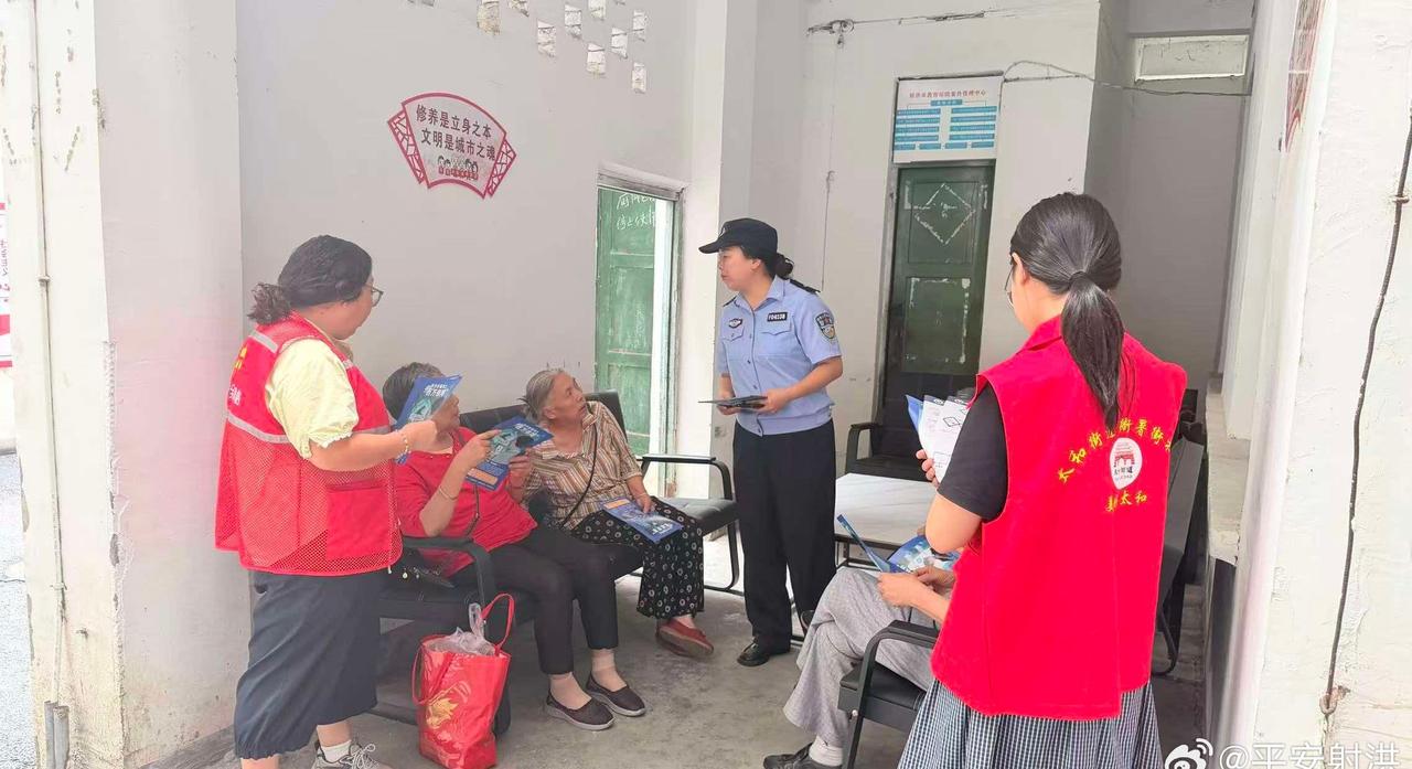 射洪市公安局太和派出所同社区网格员对辖区店铺及周边居民进行反诈宣传 ​​​