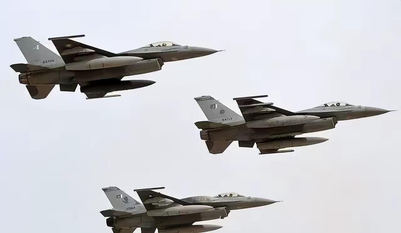 两个邻国打起来了！
巴基斯坦与阿富汗边境地区于2月26日晚爆发激烈军事冲突，双方