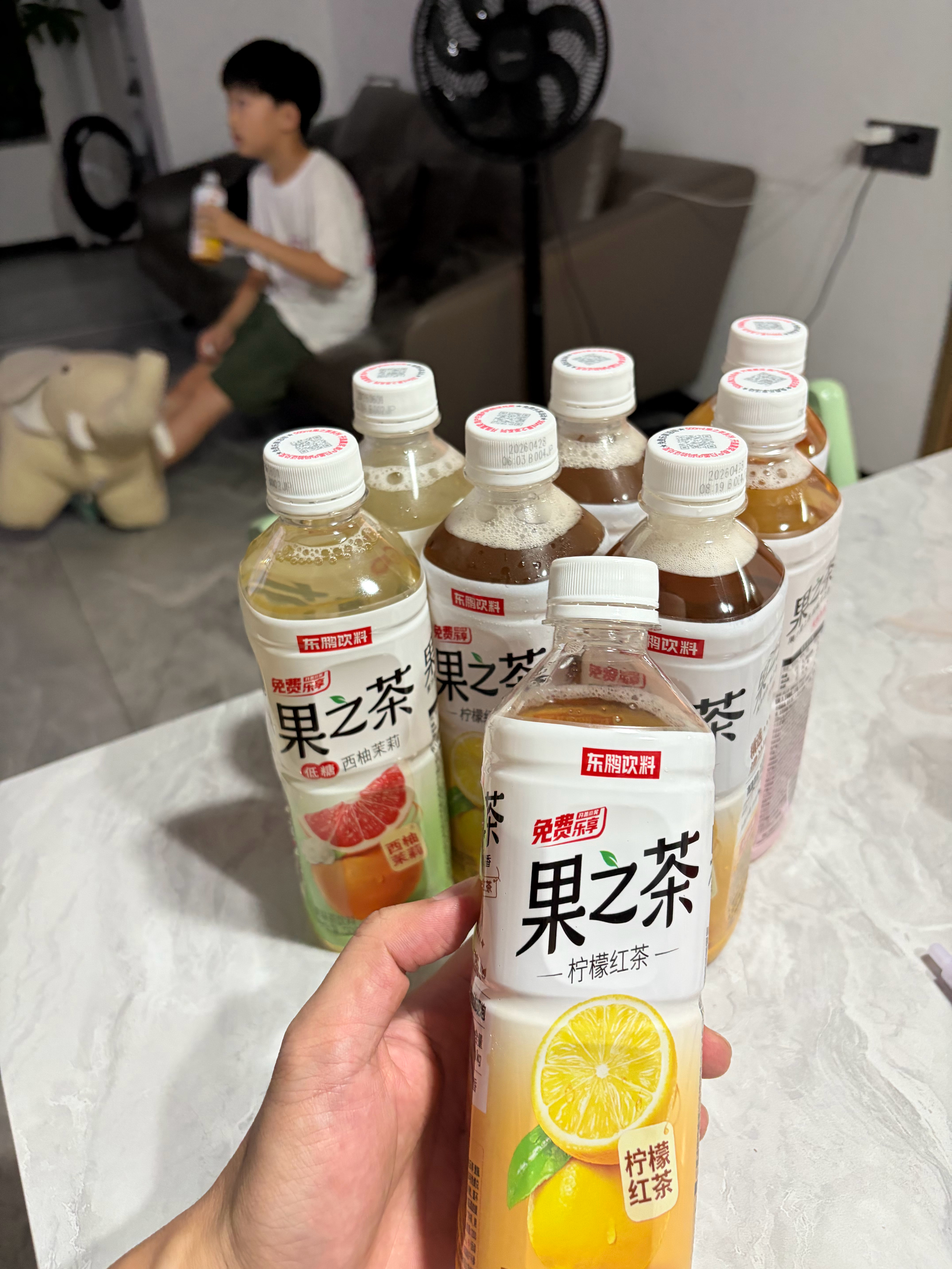 我儿子问我要不要喝饮料说要下楼买给我喝结果带回来9瓶买了3瓶中了8瓶还分了同学2