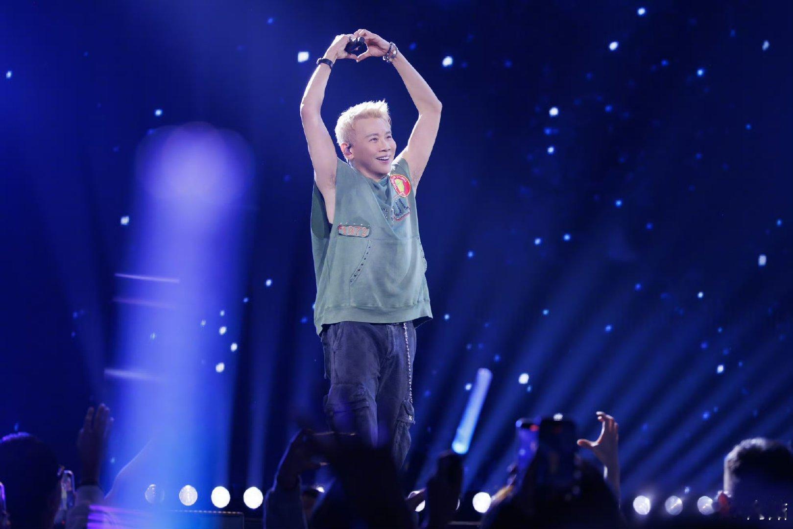 这是陶喆不是猕猴陶 陶喆这身绿背心黄头发的装扮太有辨识度了，像个大猕猴桃在舞台上