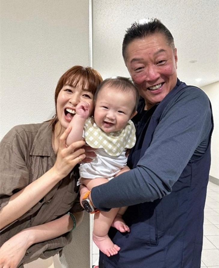 #日本女排#日本女排昔日队长木村纱织带着自己的儿子，以及当年国家队队友，一起造访