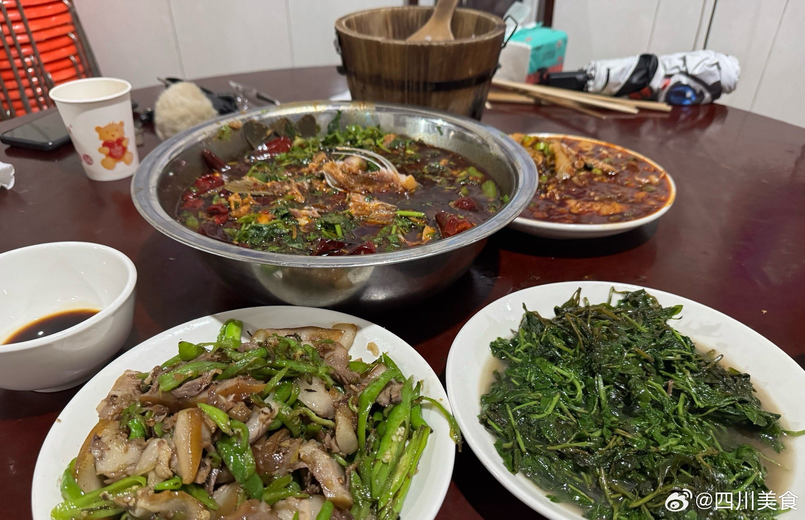 四川吃饭指南 成都新津成都老城区里，比起郊区要浮躁得多。所以口味也随着市场需求的