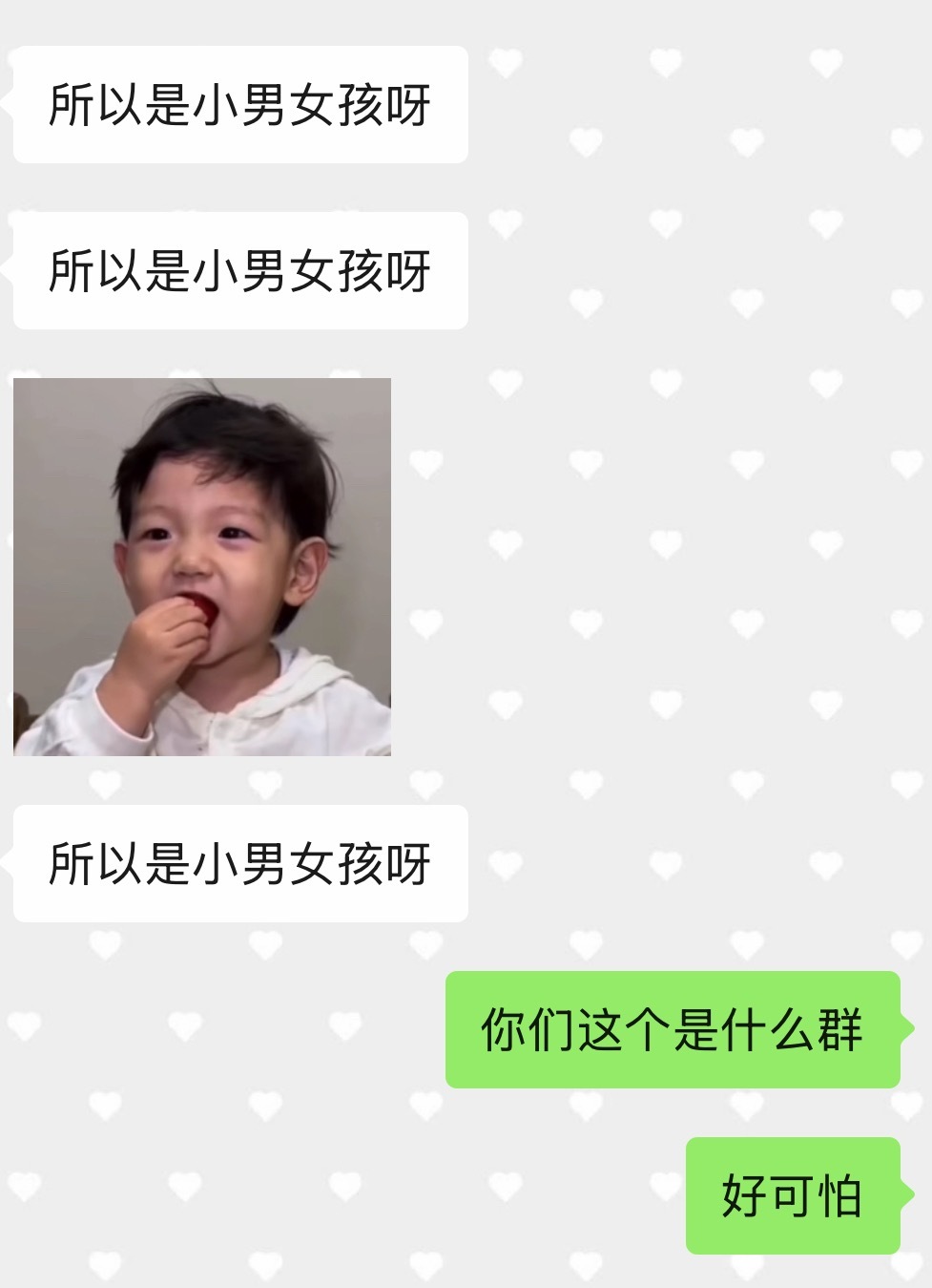 支持小男孩的在哪里？ 