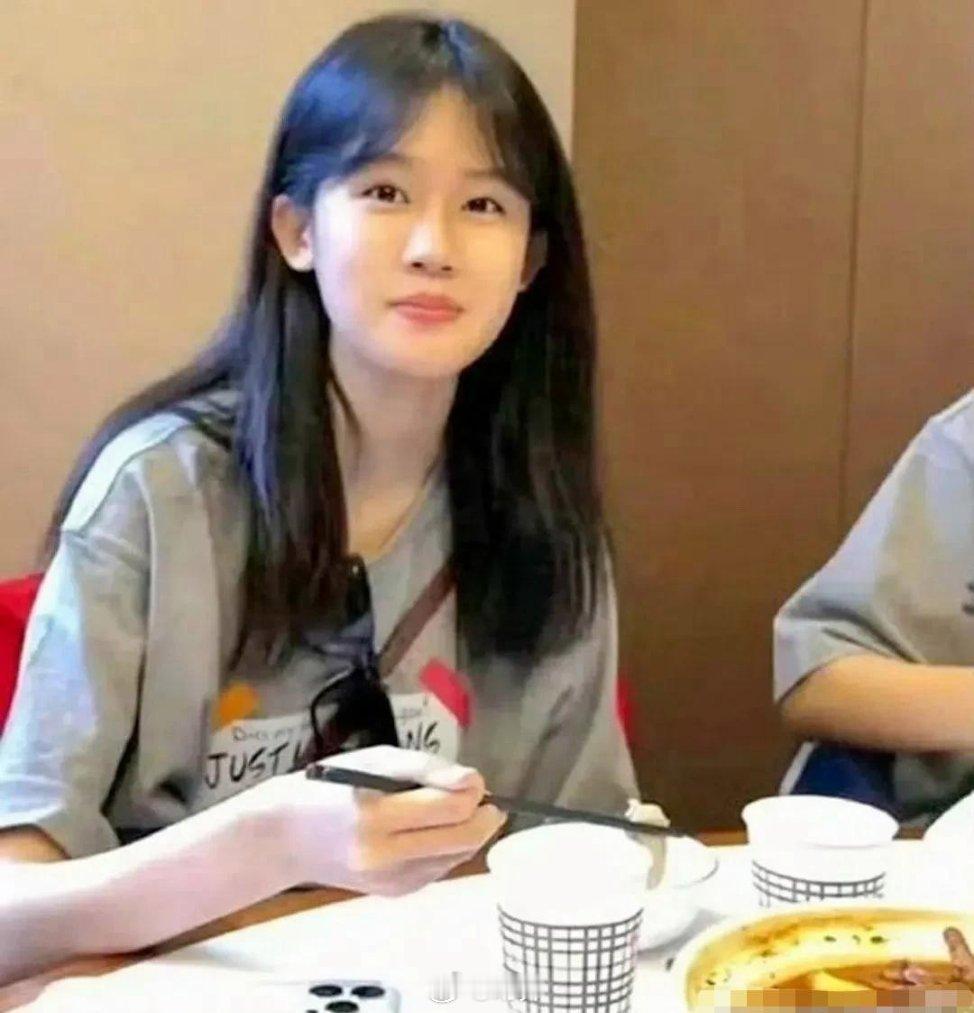 陆毅女儿简直跟他共用一张脸，不得不说基因真强大。 