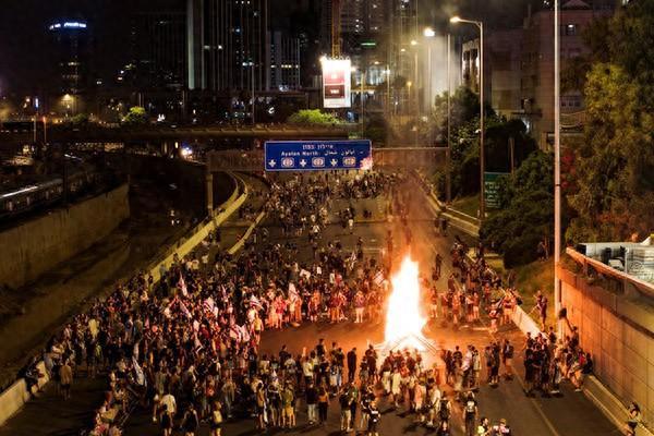 以色列“炸锅”！被扣押在加沙的6个人质死亡，70万以色列人愤怒游行示威，其中有一