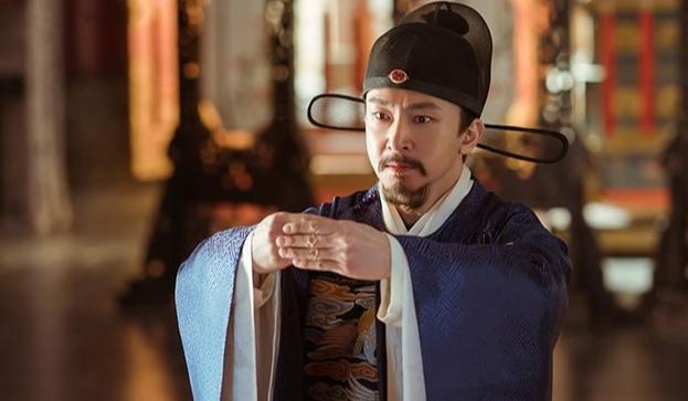 1457年，北京菜市口。一个60岁的老人被押上刑场，百姓跪满长街，哭声震天。连刽