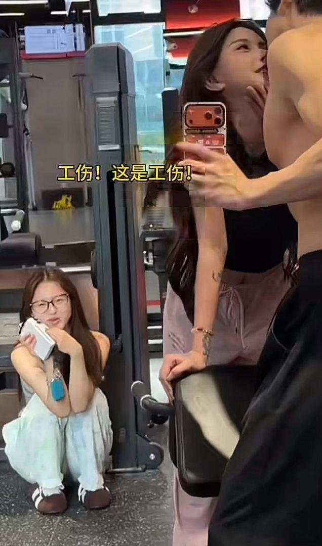 韩安冉与男友在健身房接吻韩安冉跟男朋友大庭广众亲嘴。这也太潮流了吧。