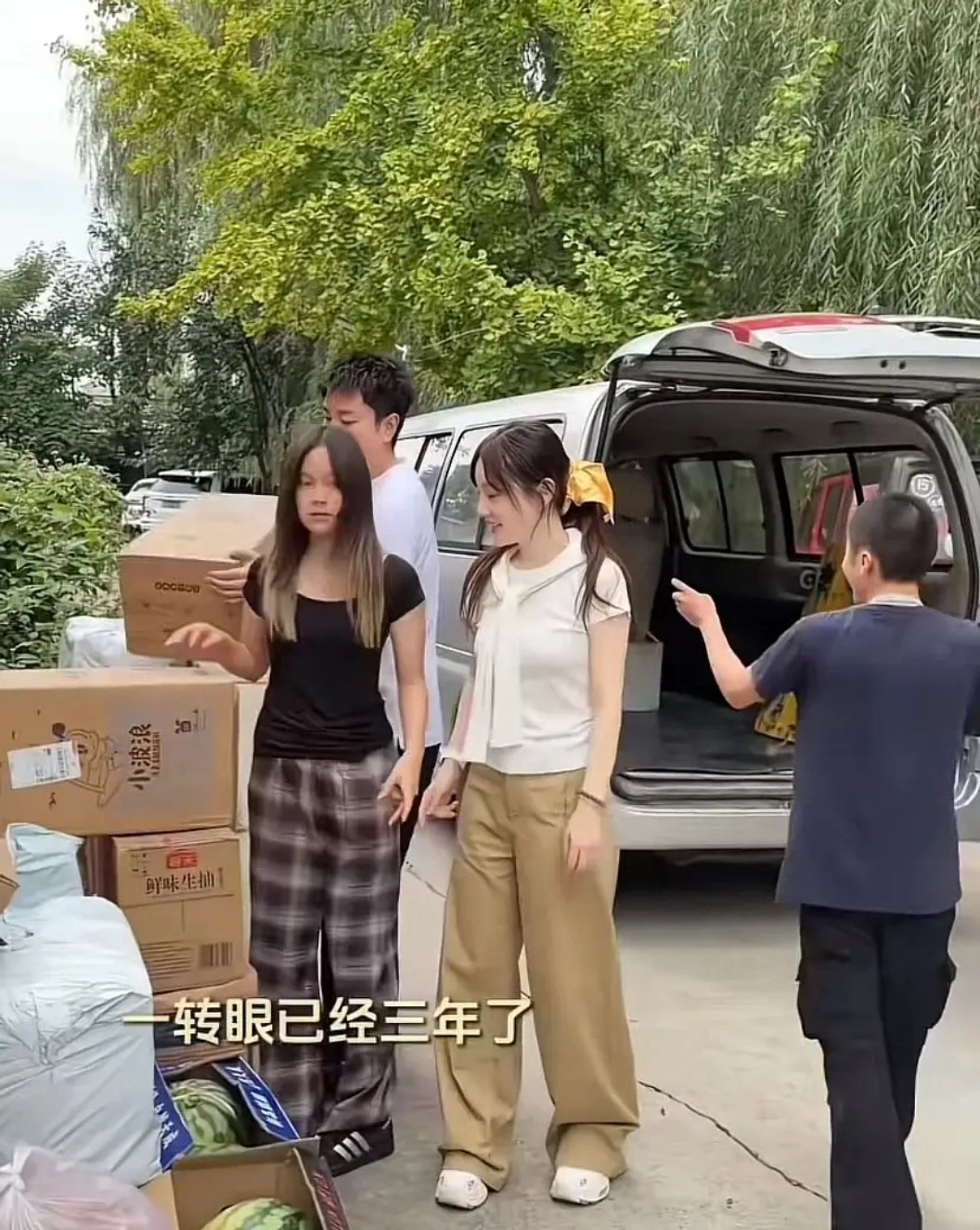 离婚后难得合体✨李小璐贾乃亮带着甜馨共同参与公益。 二人虽分开，依旧共同沟通女儿