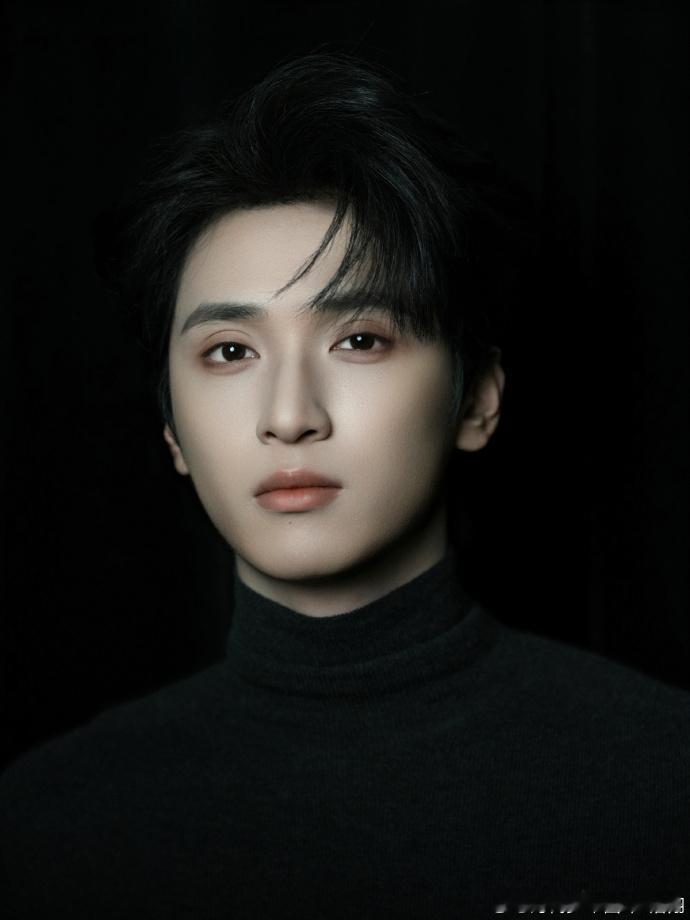 严浩翔简直是表情管理的神严浩翔高领毛衣的舒适区 严浩翔发照片啦，此男是表情管的神