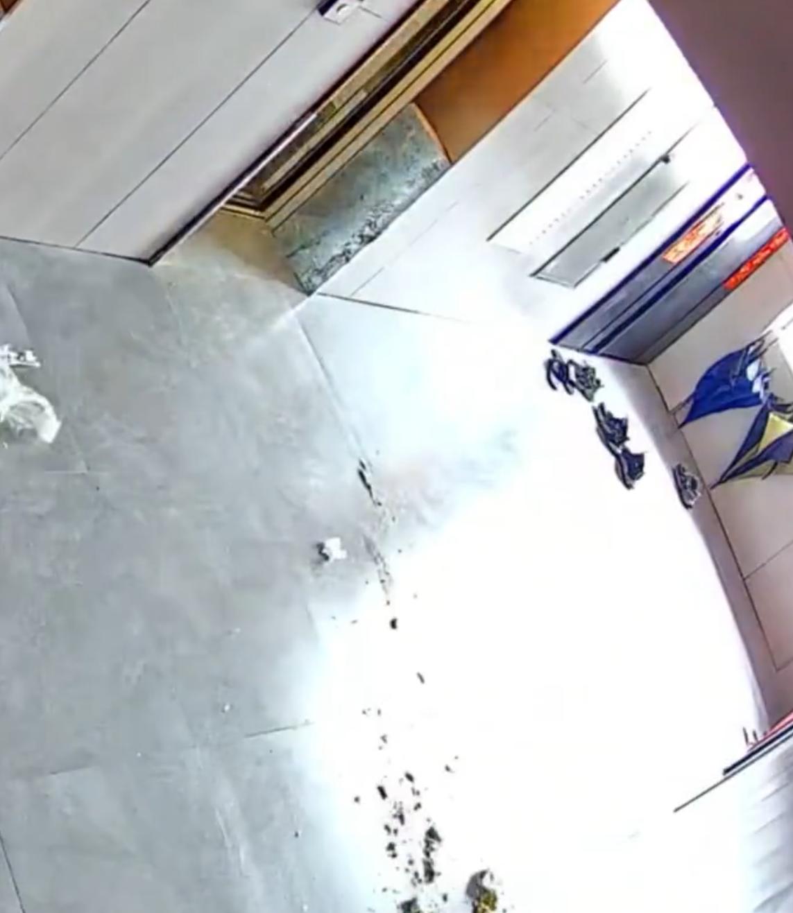 近日，广东某地发生一起外卖配送纠纷引发的冲突事件：一名骑手因订单超时送达遭顾客拒