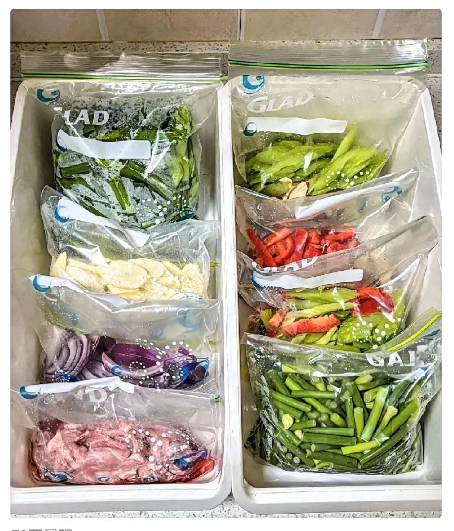 今天去儿子家吃午饭，刚一打开冰箱，我直接惊讶到了！

满满的分装好的冷冻食材，冷
