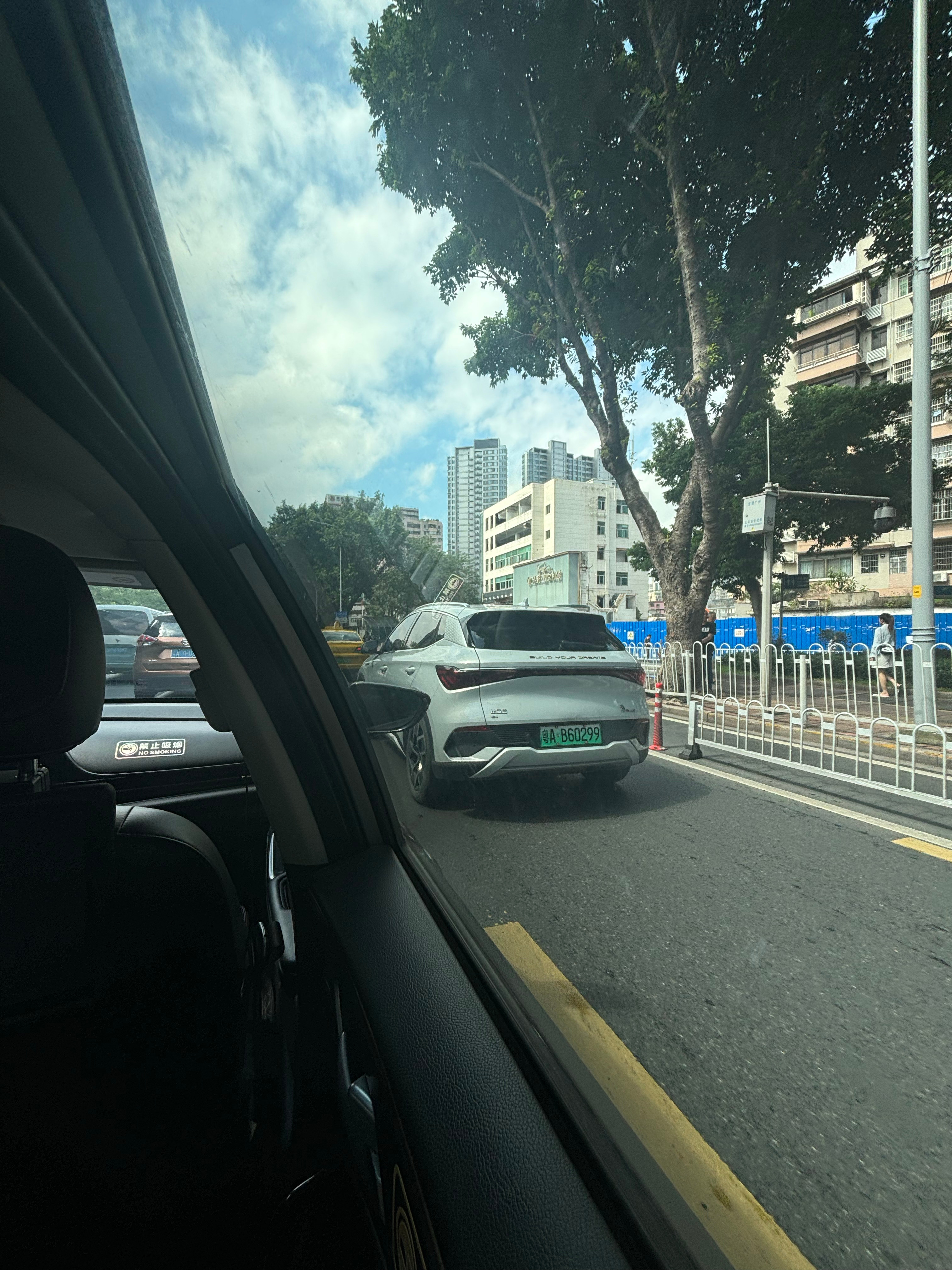 为什么现在打车都不爱坐副驾了因为不自在啊，司机就在旁边，而且后面位置这么大，也不