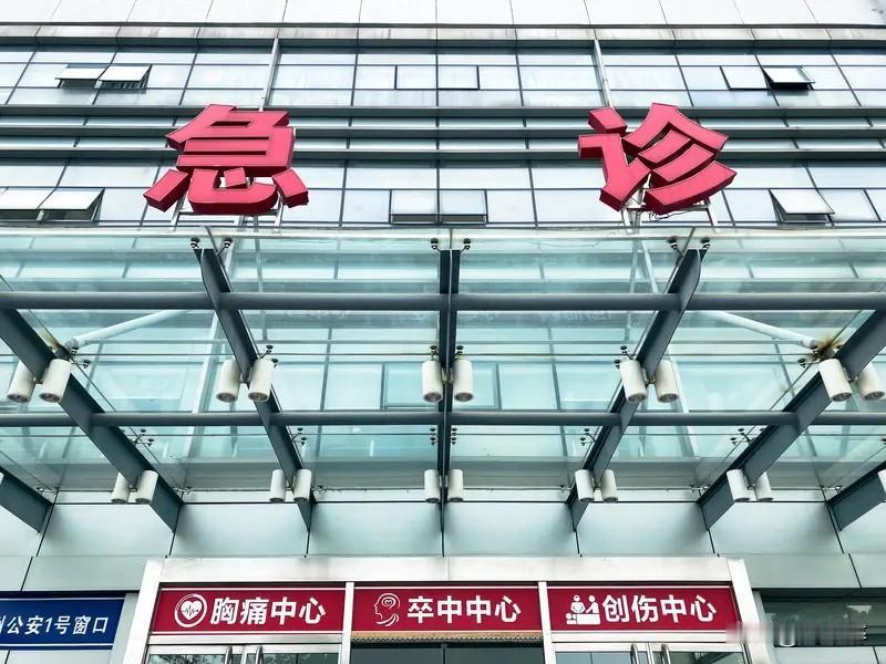 昨日，我到医院开慢性病药，这一等便是一上午。
早上送孩子到学校后，我匆匆来到医院