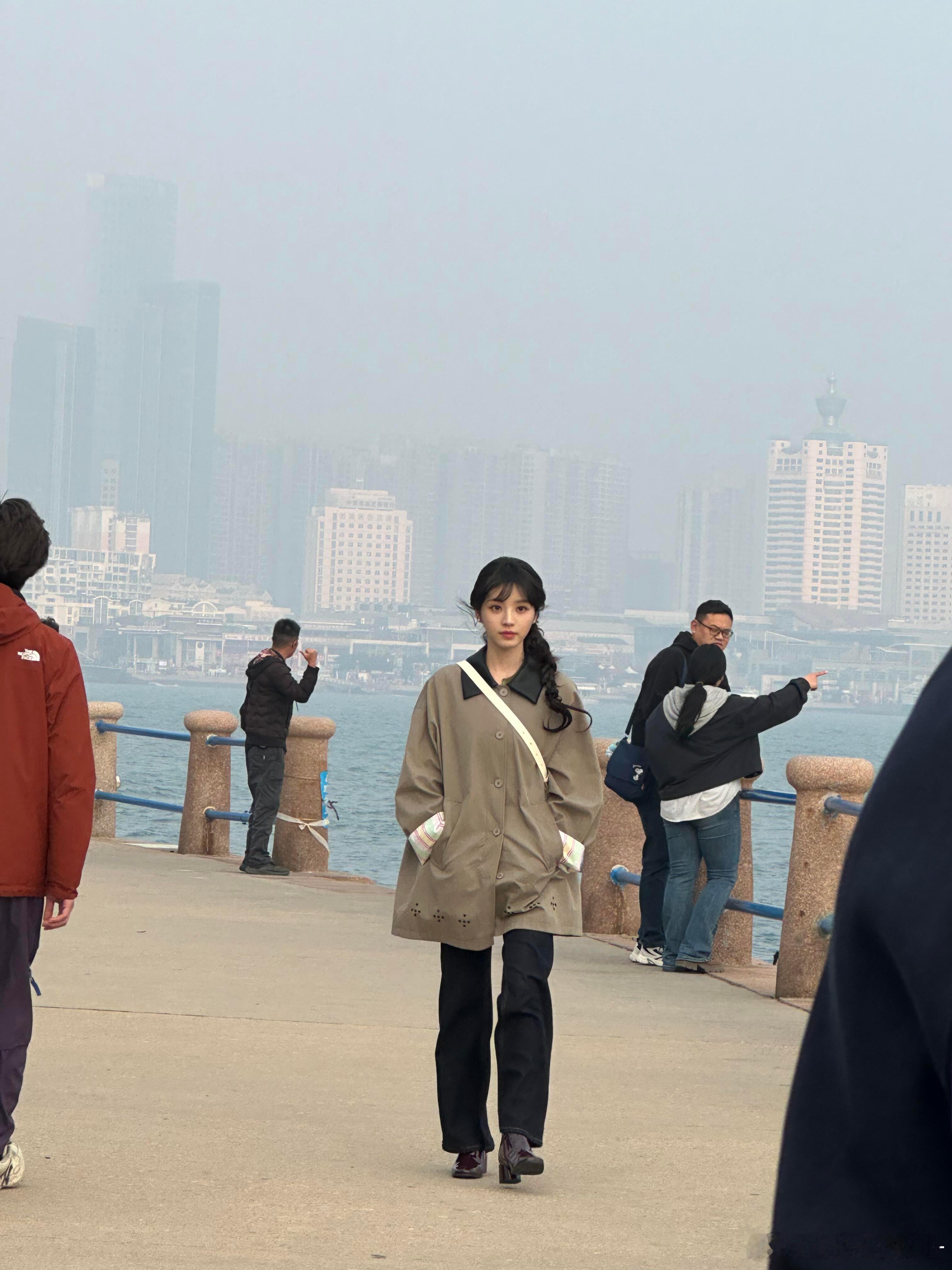 田曦薇、胡一天《天才女友》杀青了 