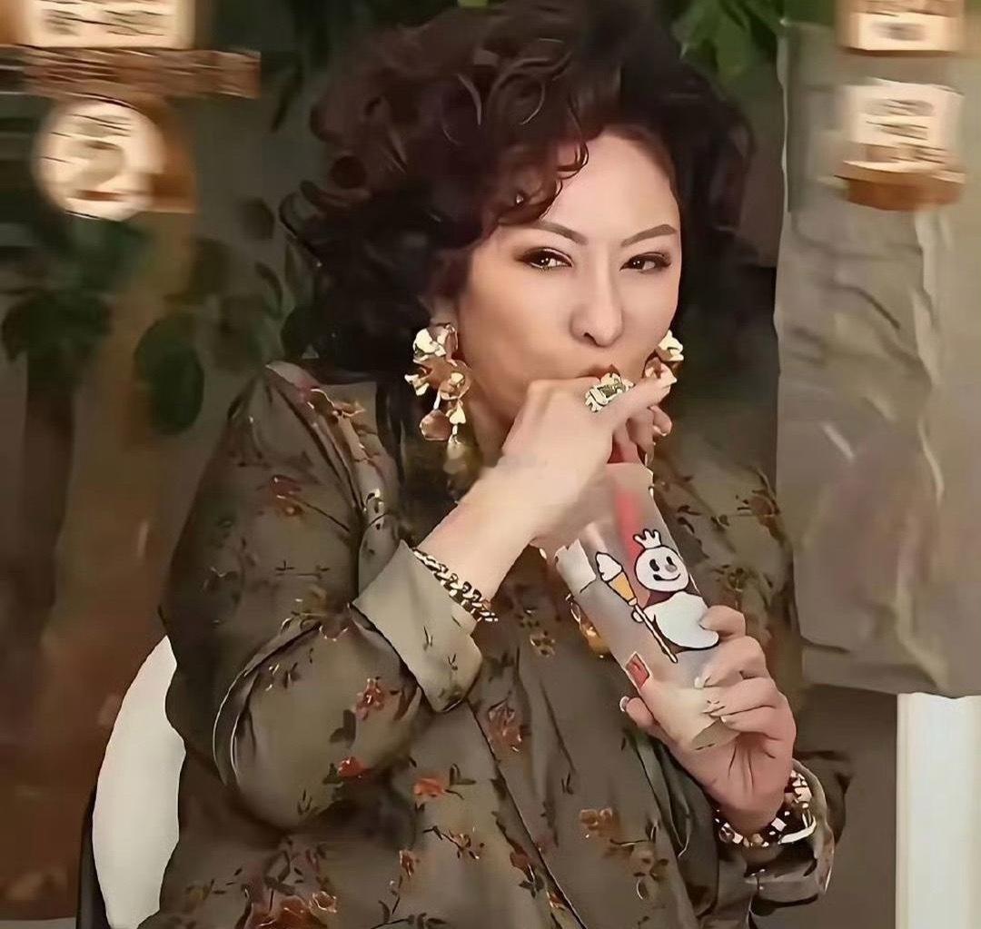 原来向太也喝蜜雪冰城 