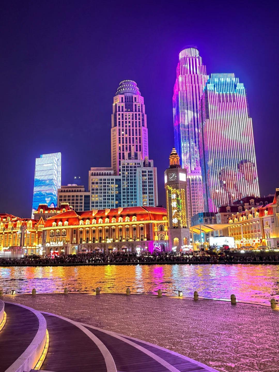 天津不仅地处华北海河出海口，是整个环渤海湾区的地理中 心。当初孙先生在《建国方略