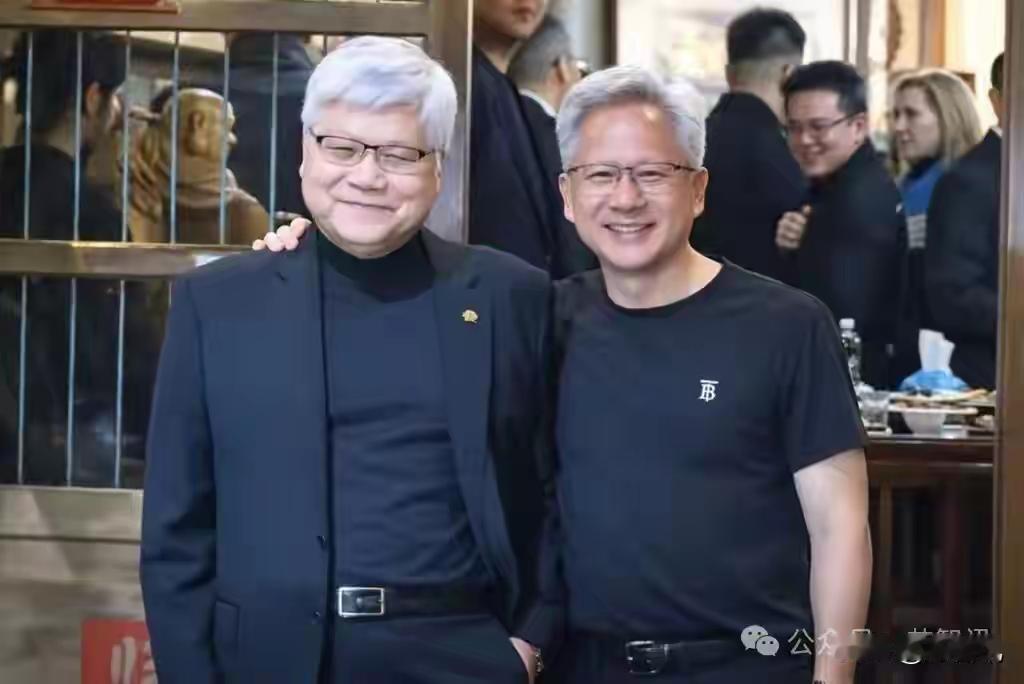 长相可爱的人都不怎么显老，黄仁勋和身旁这男子，他们笑容一样的可爱。满头白发的他们