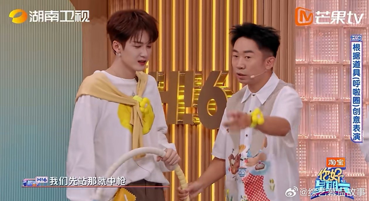檀健次有主角光环护体 檀健次杨迪具象化主角光环 演绎负伤场景时，杨迪狼狈倒地，满