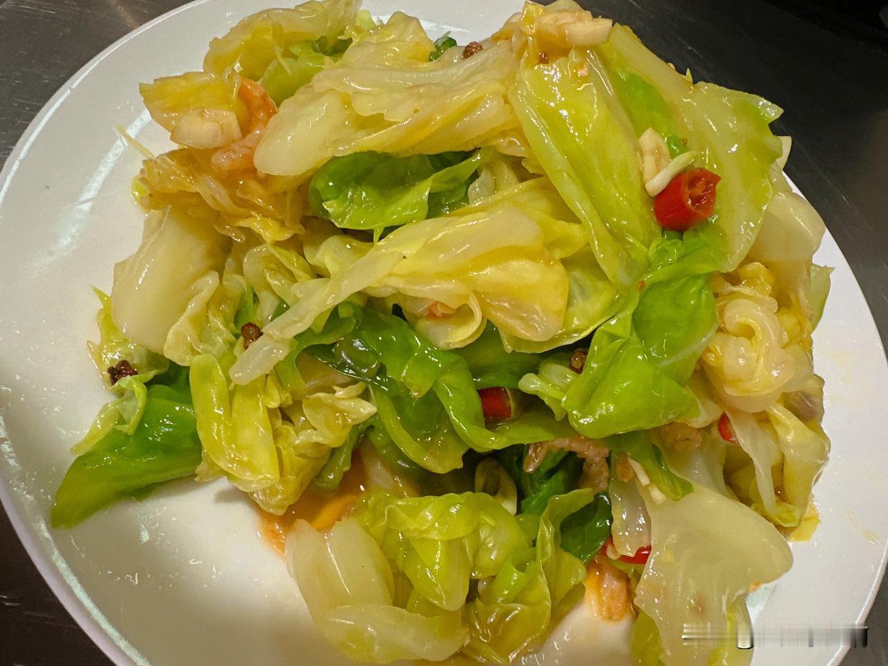 早饭[微笑]
虾米呛大头菜
煮了个花生米芹菜，
撕吧一只蒜味鸡
泡了一杯崂山绿茶