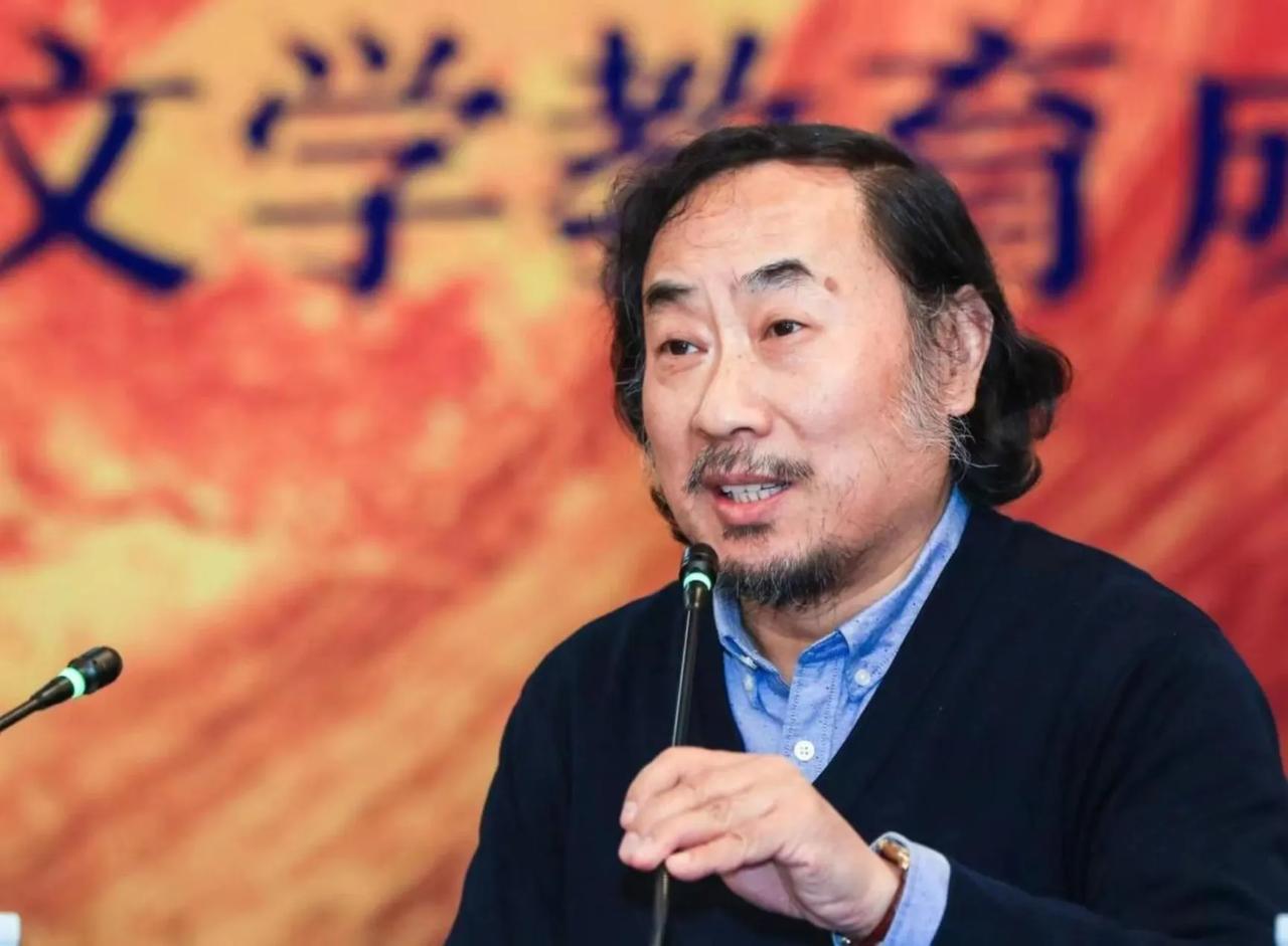 北师大：一文一武两张王牌，差距一目了然！
 
文学有张清华，经济学有董藩。
 