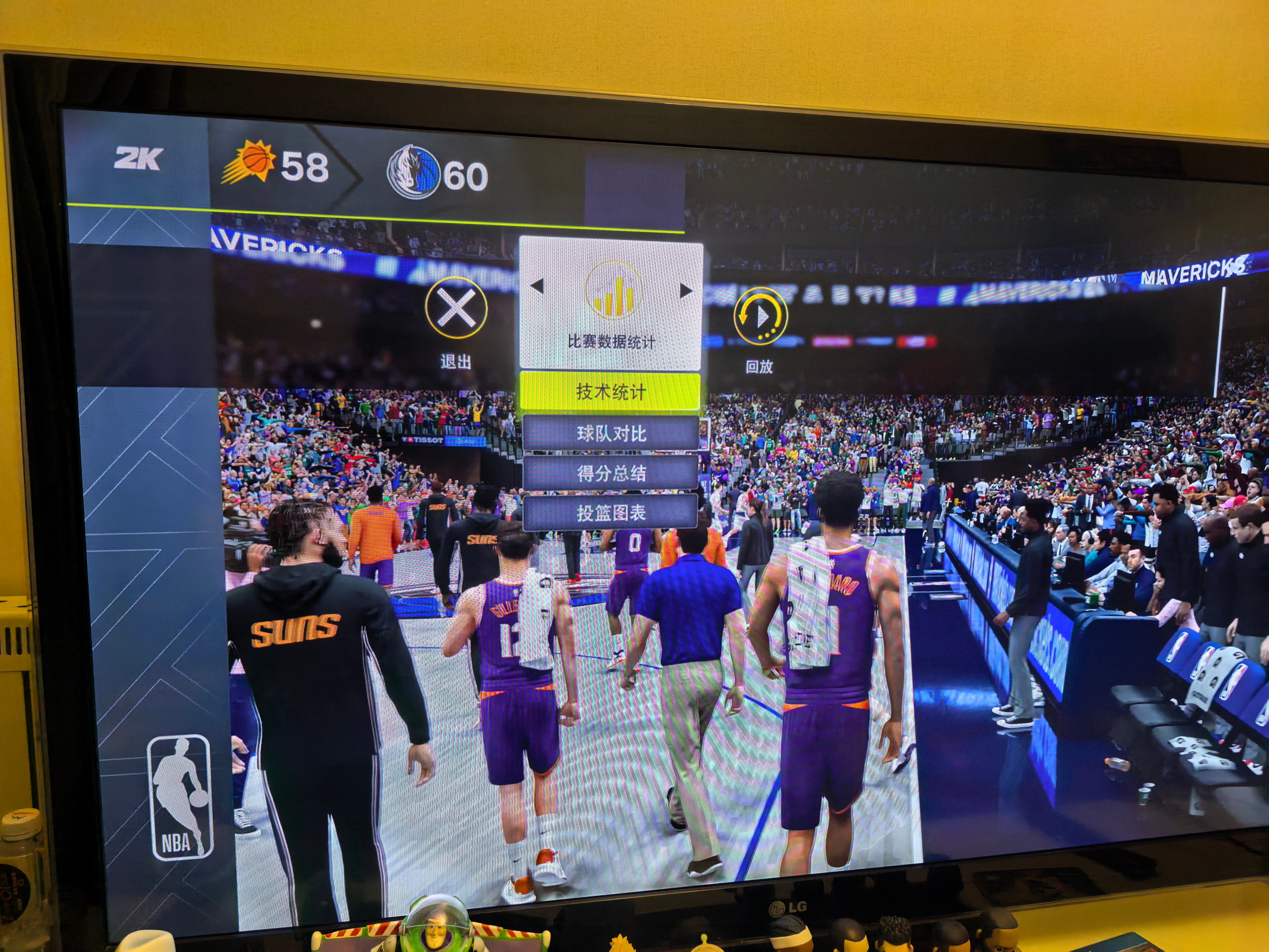 我终于战胜了邢晨，使用的是独行侠，我挺牛逼，最后弗拉格篮下打板绝杀。我没咋用浓眉