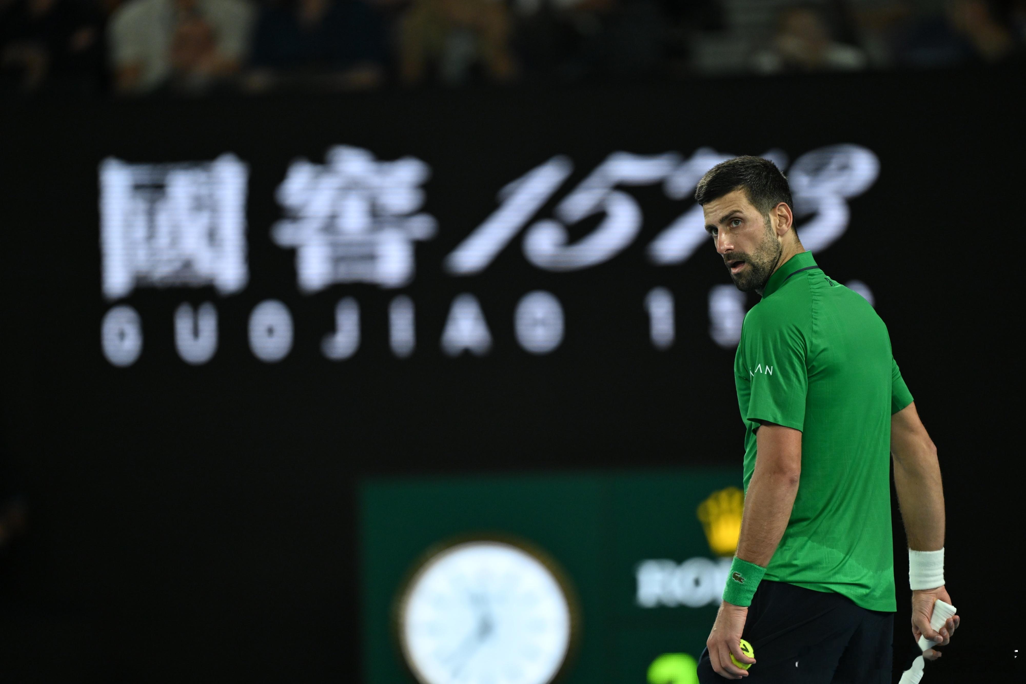 德约科维奇vs辛纳精彩绝伦的对决，又是五盘大战，希望德约科维奇晋级，药王的打法太