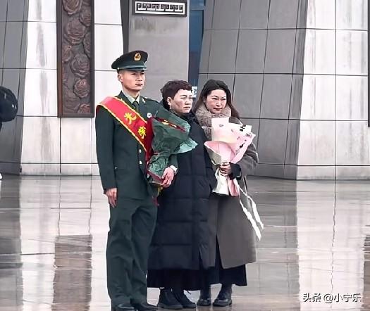 3月1日，安徽宿州东站挤满了前来接站的人们，他们手捧鲜花，前往车站来接自己退伍回