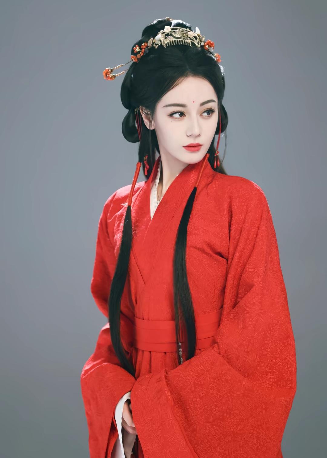 迪丽热巴的最新古装奇幻剧，
热度突破3亿，
成为2026年腾讯热度第一名。

剧