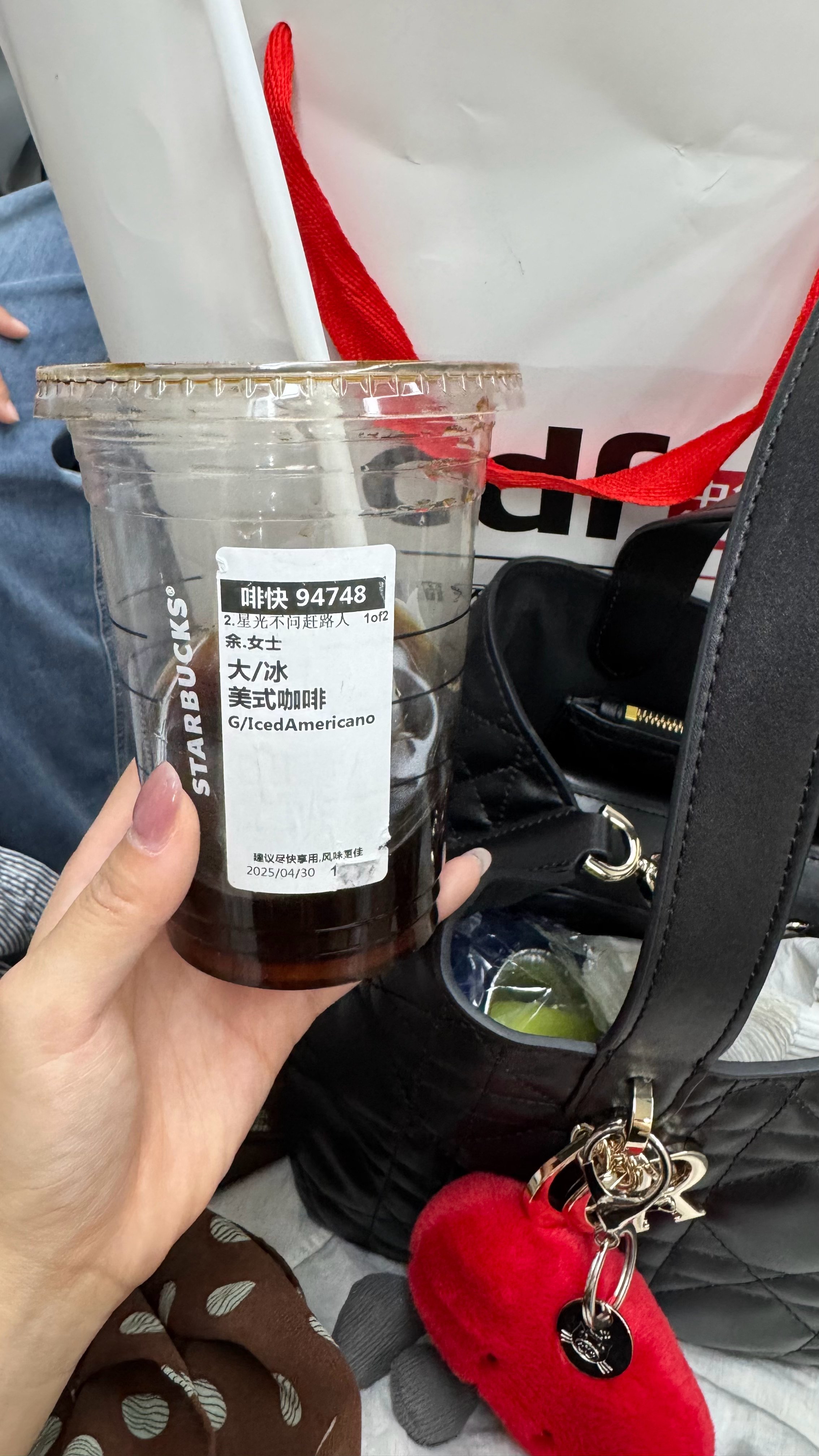在机场的人爆多的店里一直喊星光不问赶路人这真的是新型的羞耻测试 ​​​